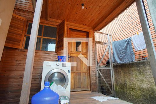 Casa Anexa - Fundos de casa à venda com 2 quartos, 200m² em Santa Maria Goretti, Porto Alegre