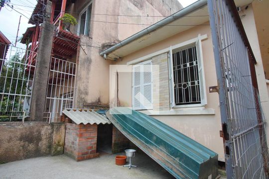 Fachada de casa à venda com 2 quartos, 200m² em Santa Maria Goretti, Porto Alegre