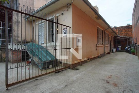 Fachada - Quintal de casa à venda com 2 quartos, 200m² em Santa Maria Goretti, Porto Alegre