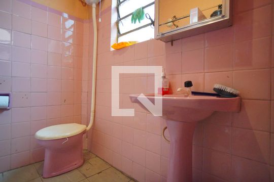Banheiro Corredor de casa à venda com 2 quartos, 200m² em Santa Maria Goretti, Porto Alegre