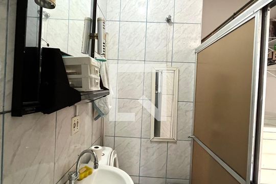 Banheiro  de casa para alugar com 2 quartos, 70m² em Vila Guarani (zona Sul), São Paulo