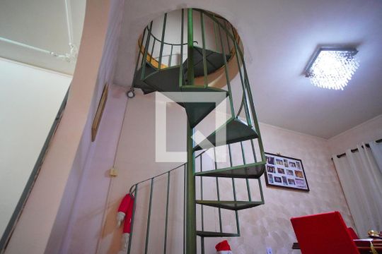 Escada - Segundo Andar de casa à venda com 4 quartos, 250m² em São João, Porto Alegre