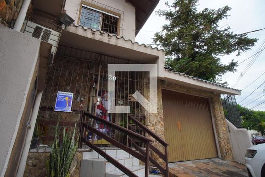 Fachada de casa à venda com 4 quartos, 250m² em São João, Porto Alegre
