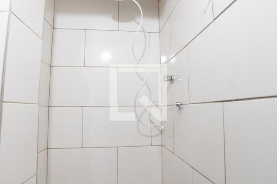 Banheiro de kitnet/studio para alugar com 1 quarto, 22m² em Santa Efigênia, Belo Horizonte