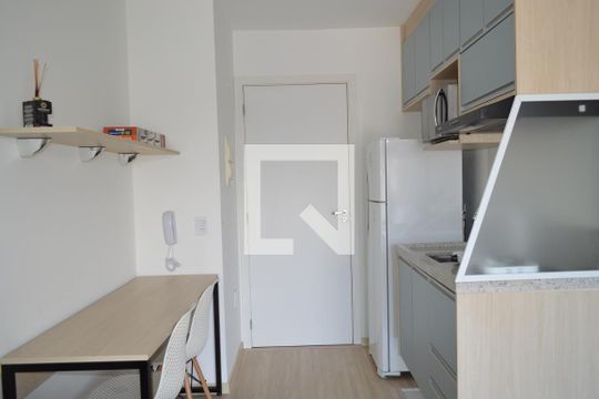 Cozinha de kitnet/studio para alugar com 1 quarto, 27m² em Liberdade, São Paulo