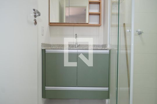 Banheiro de kitnet/studio para alugar com 1 quarto, 27m² em Liberdade, São Paulo