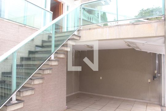 Garagem de casa para alugar com 4 quartos, 140m² em Água Fria, São Paulo
