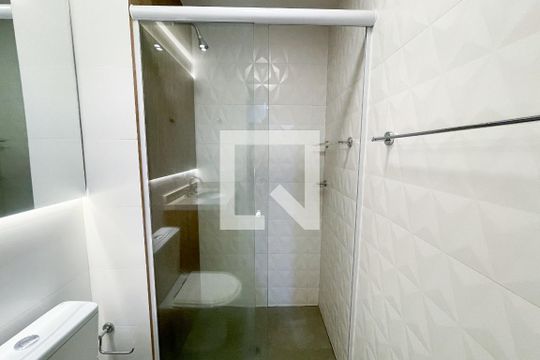 Banheiro de kitnet/studio para alugar com 1 quarto, 33m² em Sumarezinho, São Paulo