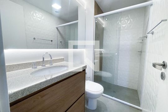 Banheiro de kitnet/studio para alugar com 1 quarto, 33m² em Sumarezinho, São Paulo
