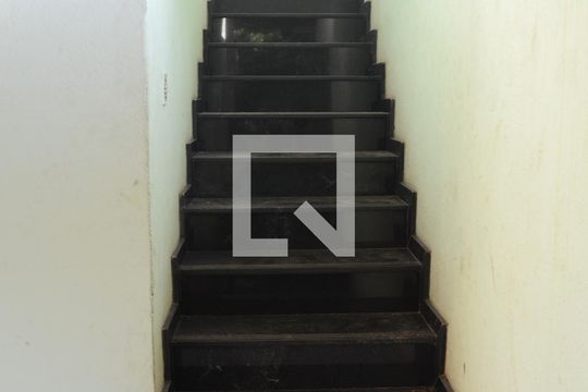 Escada de casa à venda com 3 quartos, 500m² em Dom Silverio, Belo Horizonte