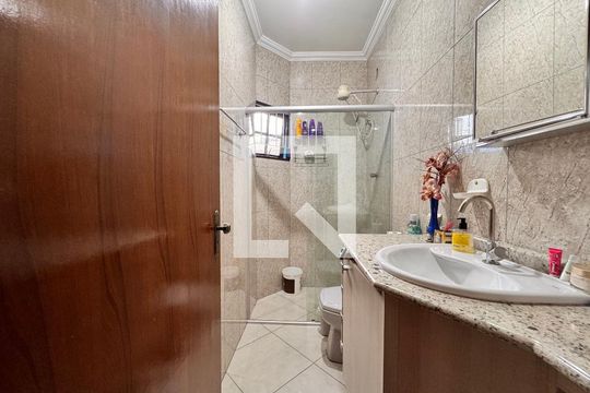 Banheiro da Suíte de casa à venda com 3 quartos, 132m² em Parque São Vicente, Mauá