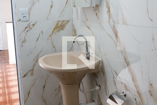 Banheiro de casa para alugar com 2 quartos, 49m² em Km 18, Osasco