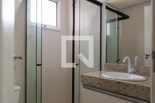 Banheiro de apartamento para alugar com 2 quartos, 48m² em Jardim das Estrelas, Sorocaba