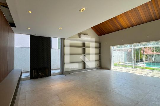 Sala de casa de condomínio à venda com 3 quartos, 500m² em Alphaville, Santana de Parnaíba