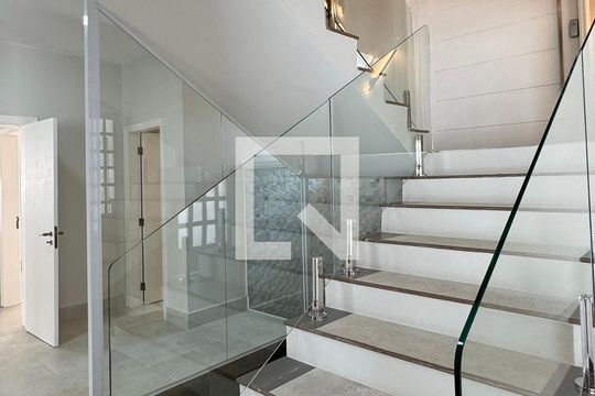 Escada de casa de condomínio à venda com 3 quartos, 500m² em Alphaville, Santana de Parnaíba
