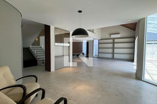 Sala de casa de condomínio à venda com 3 quartos, 500m² em Alphaville, Santana de Parnaíba
