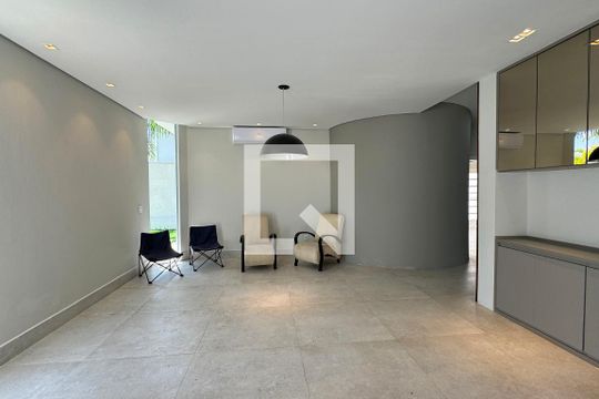 Sala de casa de condomínio à venda com 3 quartos, 500m² em Alphaville, Santana de Parnaíba