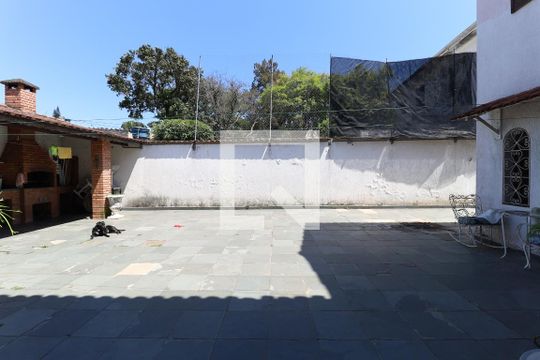 Quintal / Garagem de casa para alugar com 5 quartos, 384m² em Tremembé, São Paulo