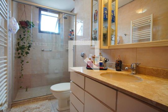 Banheiro da Suíte de apartamento à venda com 4 quartos, 208m² em Petrópolis, Porto Alegre