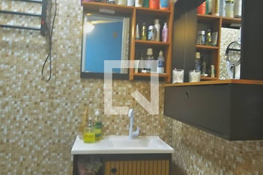 Banheiro de casa de condomínio à venda com 2 quartos, 80m² em Mato Grande, Canoas