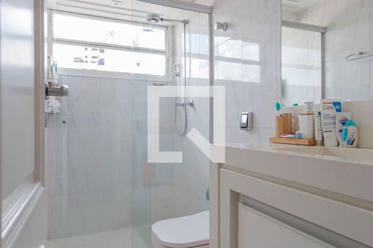 Banheiro de apartamento à venda com 3 quartos, 180m² em Moema, São Paulo