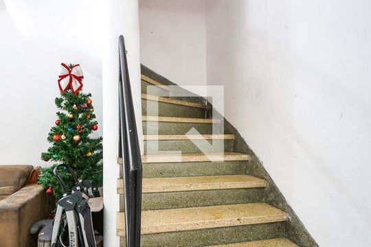 Escada de casa para alugar com 2 quartos, 80m² em Penha de França, São Paulo