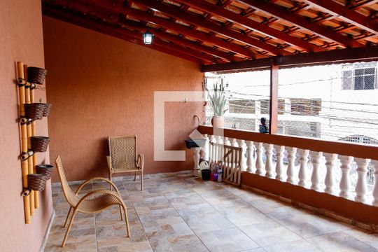 Sacada de casa à venda com 3 quartos, 214m² em Jardim Roberto, Osasco