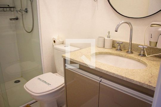 Banheiro de kitnet/studio para alugar com 1 quarto, 21m² em Belenzinho, São Paulo