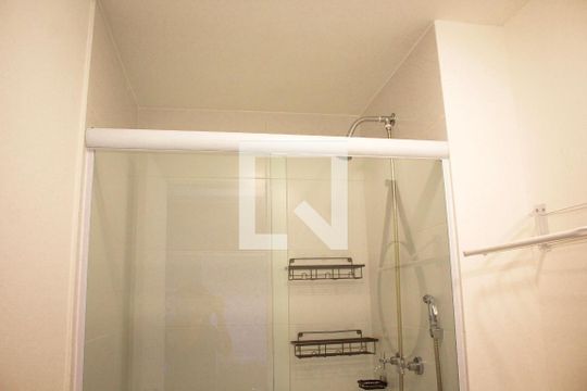 Banheiro de kitnet/studio para alugar com 1 quarto, 21m² em Belenzinho, São Paulo