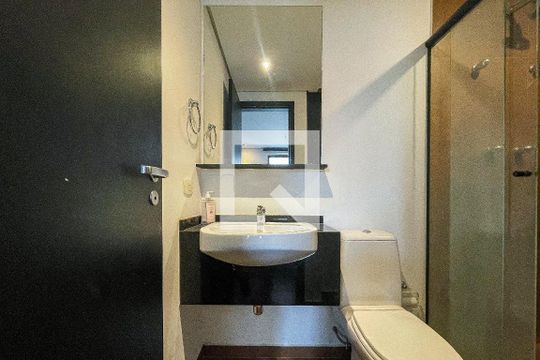 Banheiro de kitnet/studio para alugar com 1 quarto, 29m² em Jardim Paulista, São Paulo