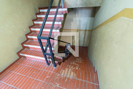 Área comum - Escadas de apartamento para alugar com 2 quartos, 80m² em Cordovil, Rio de Janeiro