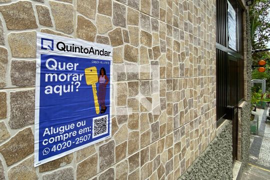 Plaquinha instalada de apartamento para alugar com 1 quarto, 54m² em Laranjeiras, Rio de Janeiro