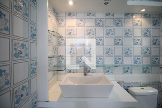 Banheiro do Quarto 2 de apartamento para alugar com 3 quartos, 90m² em Pituba, Salvador