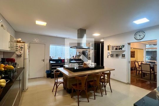 Cozinha de casa à venda com 4 quartos, 430m² em Alto de Pinheiros, São Paulo