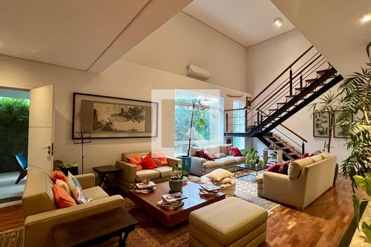 Sala de estar de casa à venda com 4 quartos, 430m² em Alto de Pinheiros, São Paulo