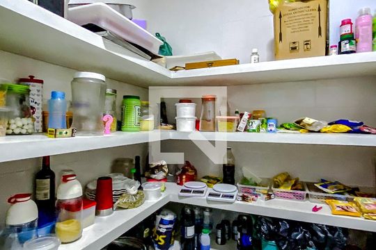 Despensa de casa à venda com 4 quartos, 480m² em Vila Bertioga, São Paulo