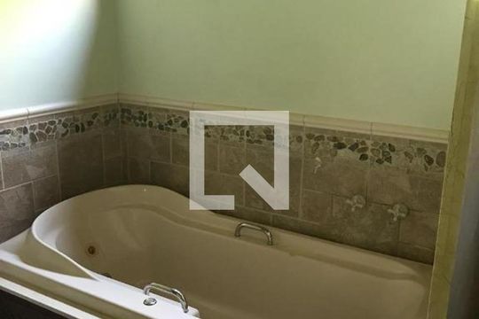 Casa à venda com 3 quartos, 500m² em Matapaca, Niterói