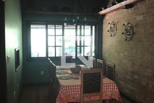 Casa à venda com 3 quartos, 500m² em Matapaca, Niterói