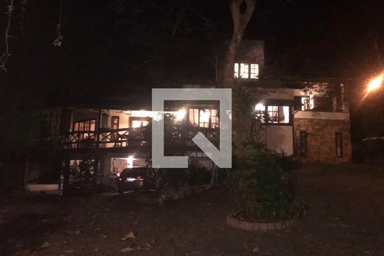 Casa à venda com 3 quartos, 500m² em Matapaca, Niterói