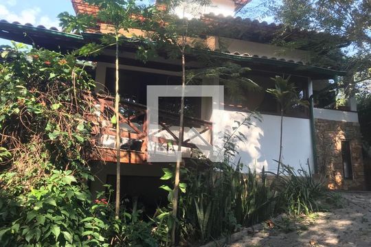 Casa à venda com 3 quartos, 500m² em Matapaca, Niterói