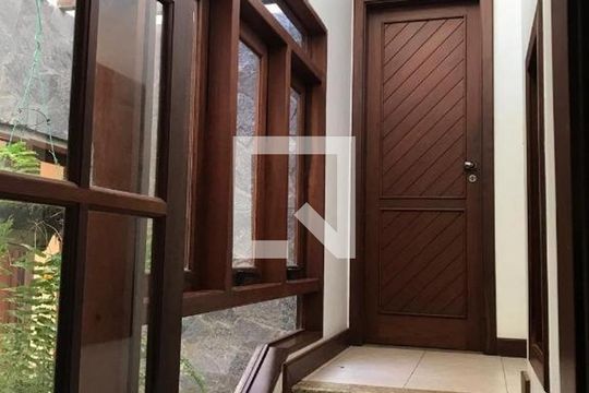 Casa à venda com 3 quartos, 500m² em Matapaca, Niterói