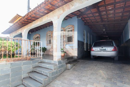 Fachada de casa à venda com 3 quartos, 300m² em Etelvina Carneiro, Belo Horizonte