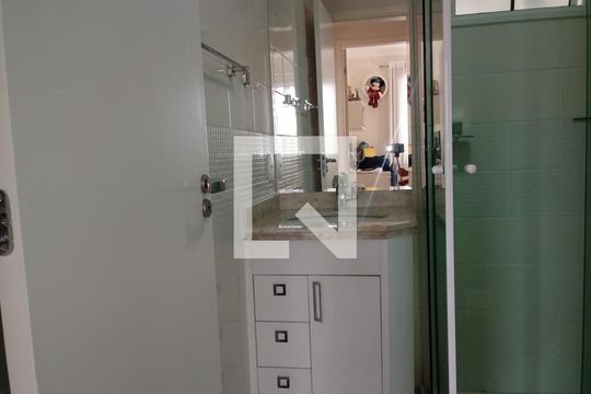 Banheiro de apartamento à venda com 2 quartos, 57m² em Vila Rosalia, Guarulhos