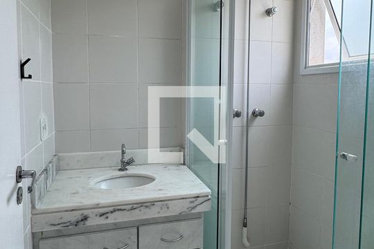 Banheiro da Suíte 1 de apartamento para alugar com 2 quartos, 58m² em Vila Iracema, Barueri