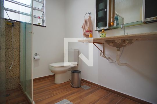Banheiro Corredor de casa à venda com 5 quartos, 152m² em São João, Porto Alegre