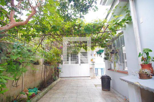 Quintal e Garagem de casa à venda com 5 quartos, 152m² em São João, Porto Alegre