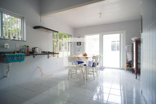 Cozinha de casa à venda com 5 quartos, 152m² em São João, Porto Alegre