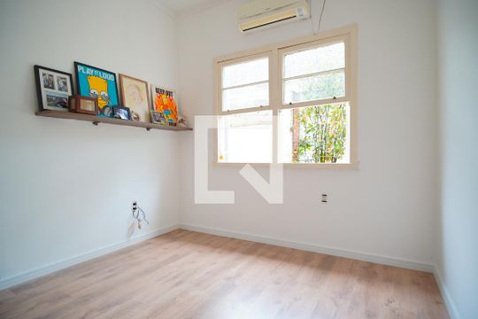 Quarto 2 de casa à venda com 5 quartos, 152m² em São João, Porto Alegre
