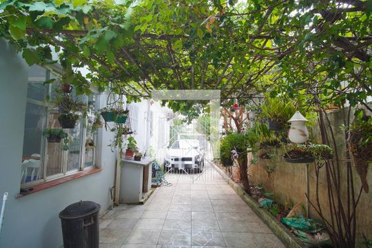 Quintal e Garagem de casa à venda com 5 quartos, 152m² em São João, Porto Alegre