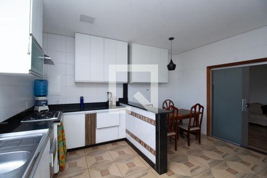 Cozinha de apartamento à venda com 5 quartos, 150m² em Floresta, Belo Horizonte